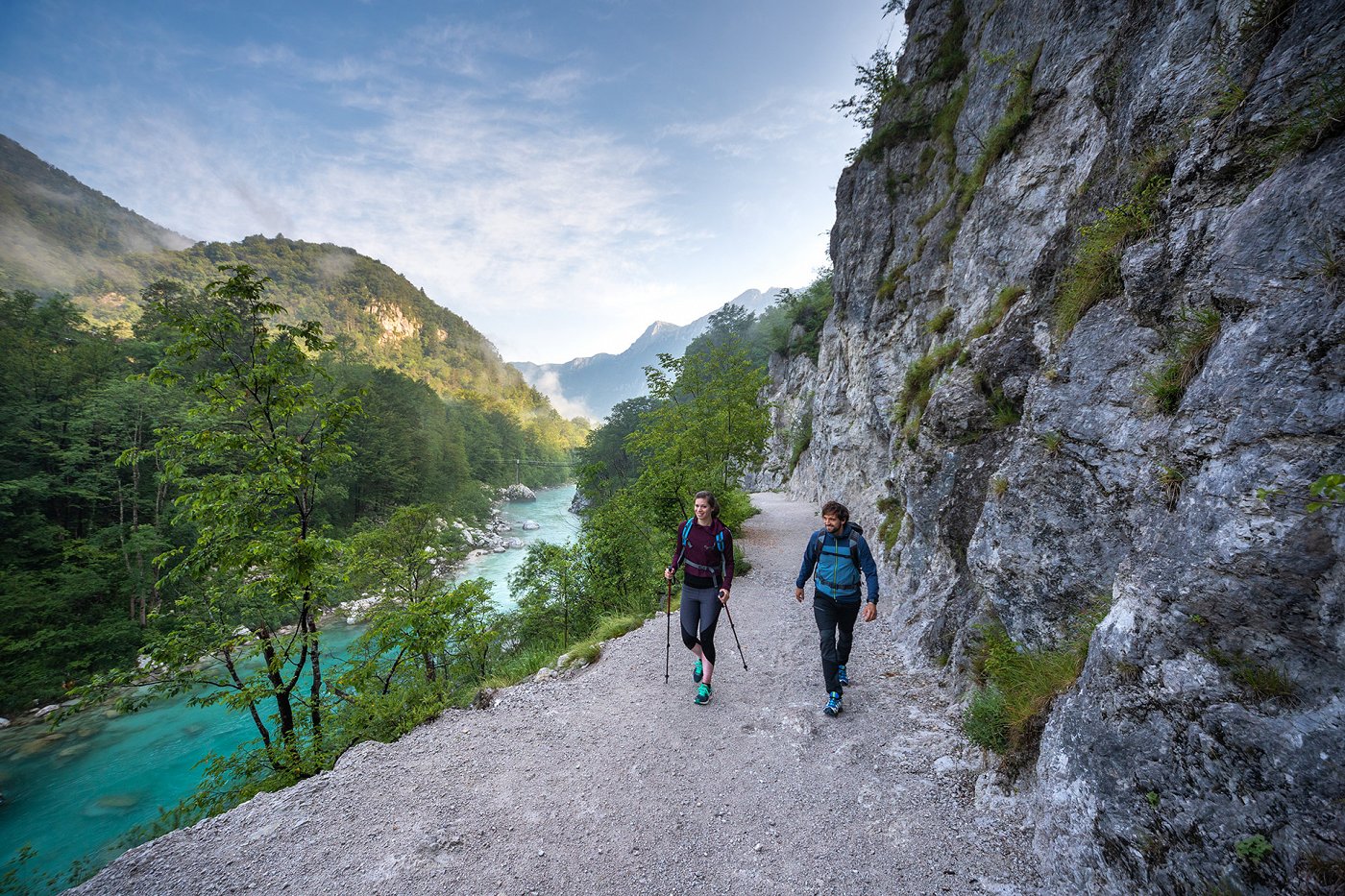 Pohodništvo v Dolini Soce Pohodnika se sprehajata po Juliana Trail ob smaragdni reki Soči